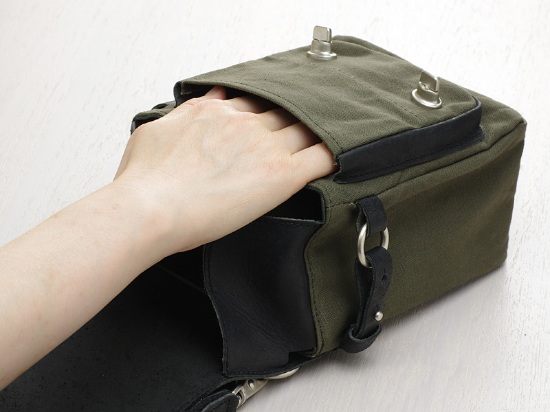 バッグの前後にポケットを1つずつ備える