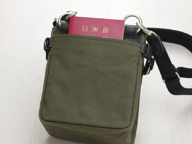 バッグの前後にポケットを1つずつ備える