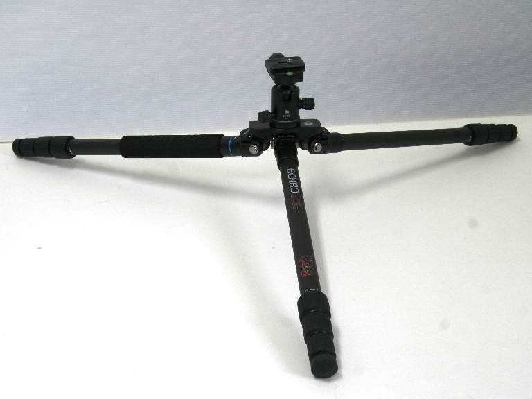 脚を開いて最低高まで下げた状態。左がC1192TB0、右がC1182TB0