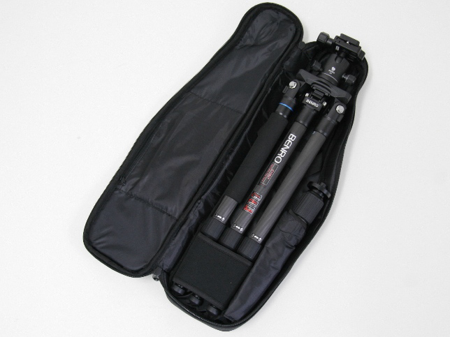 付属のキャリングバッグに収納したところ