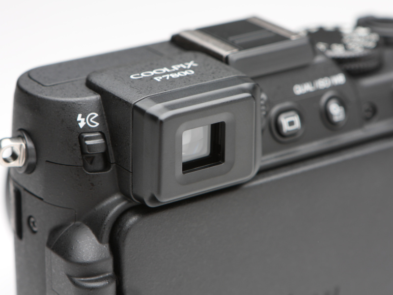 新たに採用されたEVFのアイピース部。条件によっては覗いた目との隙間から光が入り込みやすく感じられる。アイカップが欲しい