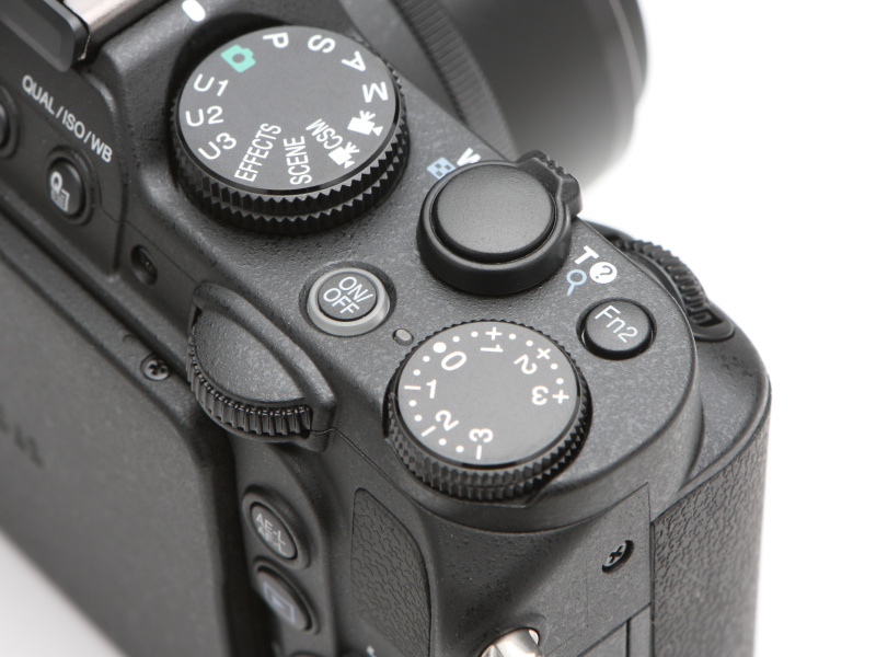 メインおよびサブコマンドダイヤル、露出補正ダイヤルなどの搭載で直感的な操作ができる。モードダイヤルも適度な大きさで操作しやすい