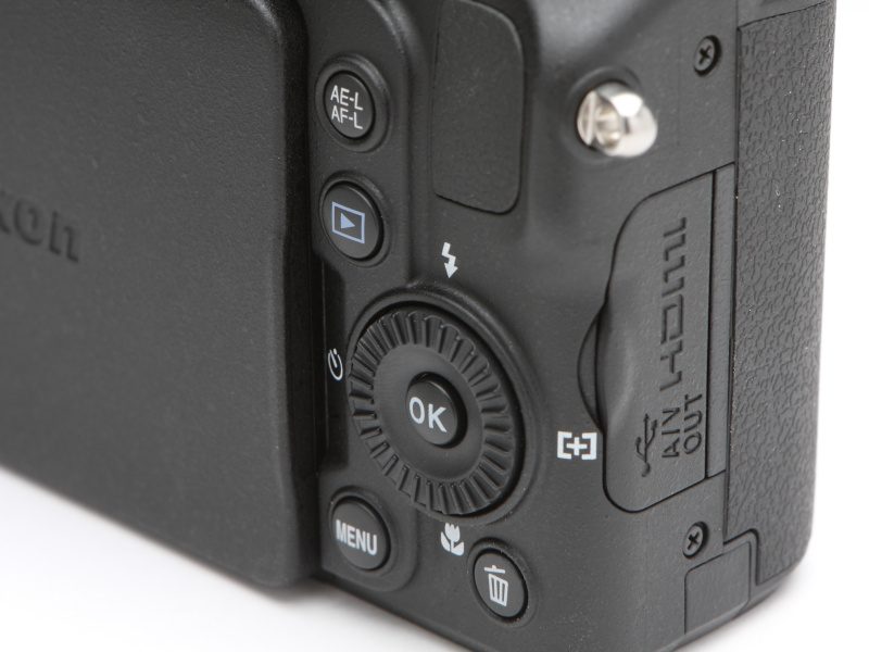 カメラ背面部のボタン類は必要最小限といったところ。ロータリーマルチセレクターも節度ある操作性で使い勝手がよい