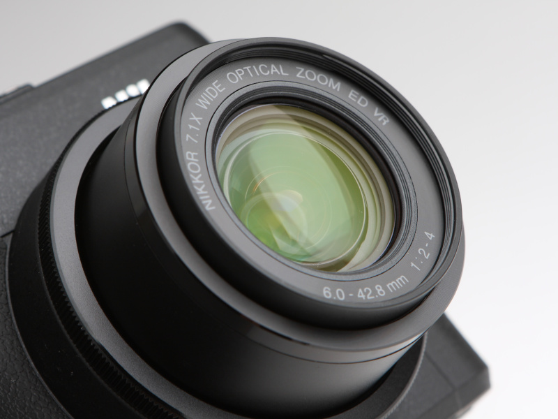 35mm判換算で28-200mm相当となる光学7.1倍ズームを搭載する。開放絞り値はF2からF4。光学式手ブレ補正機構を内蔵する