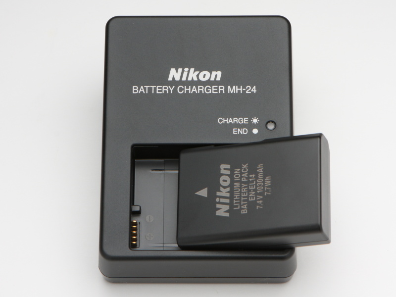 付属のバッテリーチャージャー