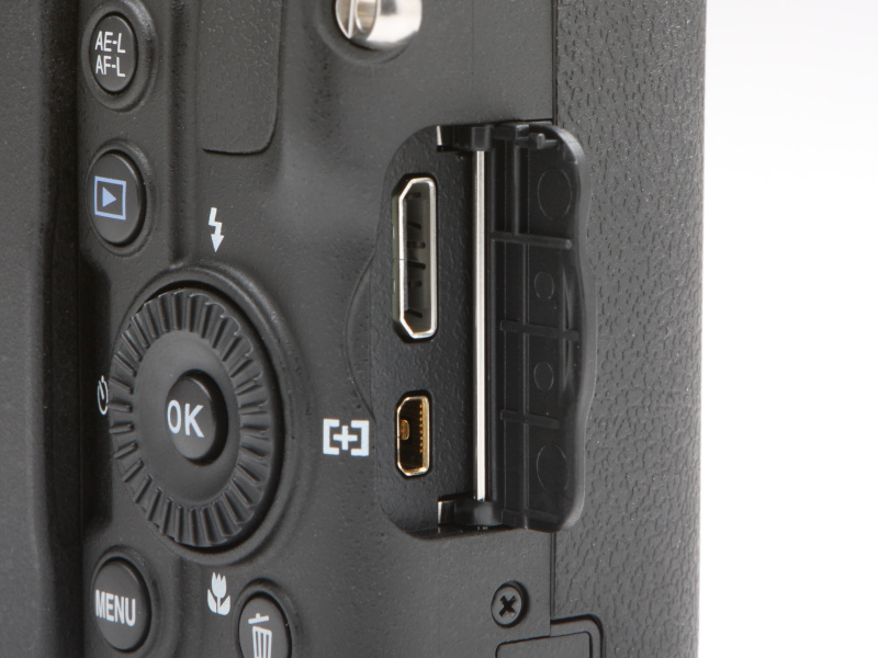 インターフェースはHDMIミニ端子（上）、USBミニ端子を搭載。端子カバーはラバータイプではなく、硬質なプラ製としている