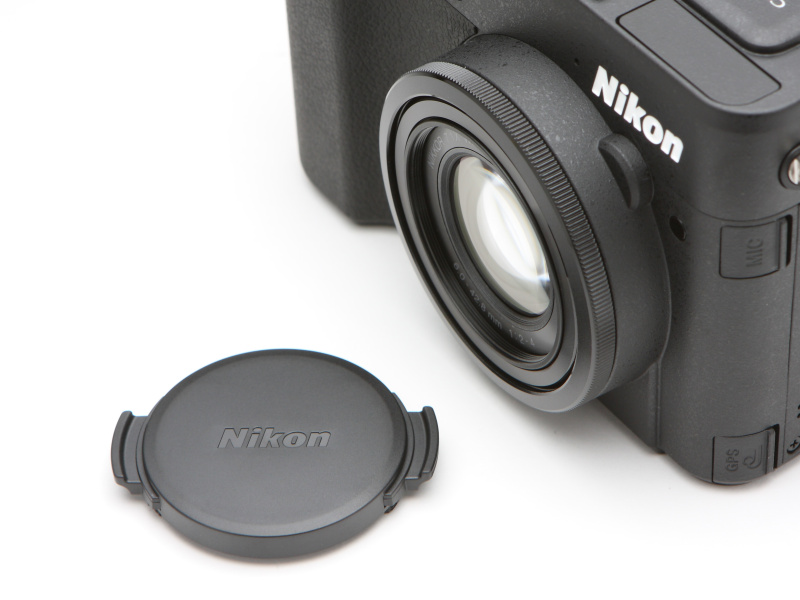 前玉の保護はレンズキャップタイプとする。前玉の径が大きいので難しいのだろうが、レンズバリアの搭載もぜひ検討していただきたい