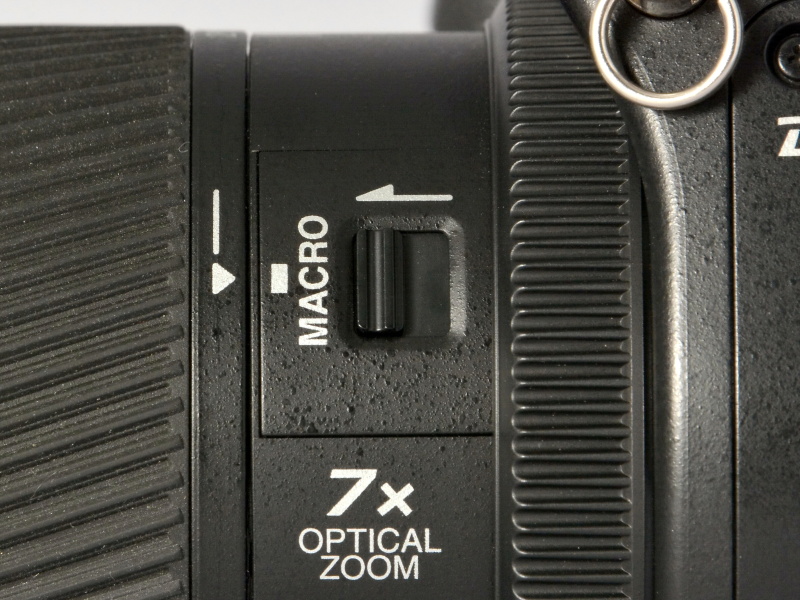 ズームの広角端と望遠端に近いポジションでは、マクロ切り替えレバーにより「ワイドマクロ」と「テレマクロ」モードになる。このマクロモード時の撮影距離は、ワイド端が30～60cm、テレ端が25～60cm（いずれもCCD面からの距離）。そして、テレマクロではズームの微調整も可能。