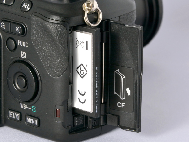 記録媒体は、CFもしくはマイクロドライブ。使用電源は充電式リチウムイオン電池専用「NP-800」で、撮影可能枚数は約260枚