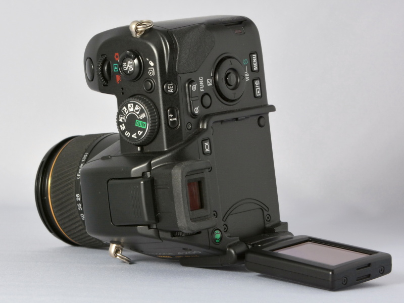 液晶モニターは、カメラを縦に構えた際にも有効なバリアングル方式