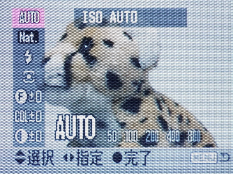 1.8型の液晶モニターの表示。液晶ビューファインダー横の「i+」と書かれた表示切り替えボタンを押すと、表示内容が切り替わる（4パターン）。そして、液晶モニターの右上にあるファンクションボタンを押すと、各種の設定（ISO感度、カラーモード、フラッシュモード、測光モード、フィルター効果、彩度補正、コントラスト補正）を変更することができる