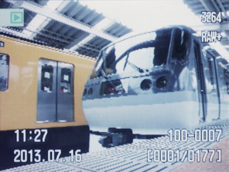 撮影後の画像再生は、メインスイッチ外側の「モード切り替えレバー」を再生モードに合わせておこなう。再生画像の拡大やサムネイル表示は「拡大/縮小レバー」の操作で変更する。拡大倍率は1.1～10倍の範囲