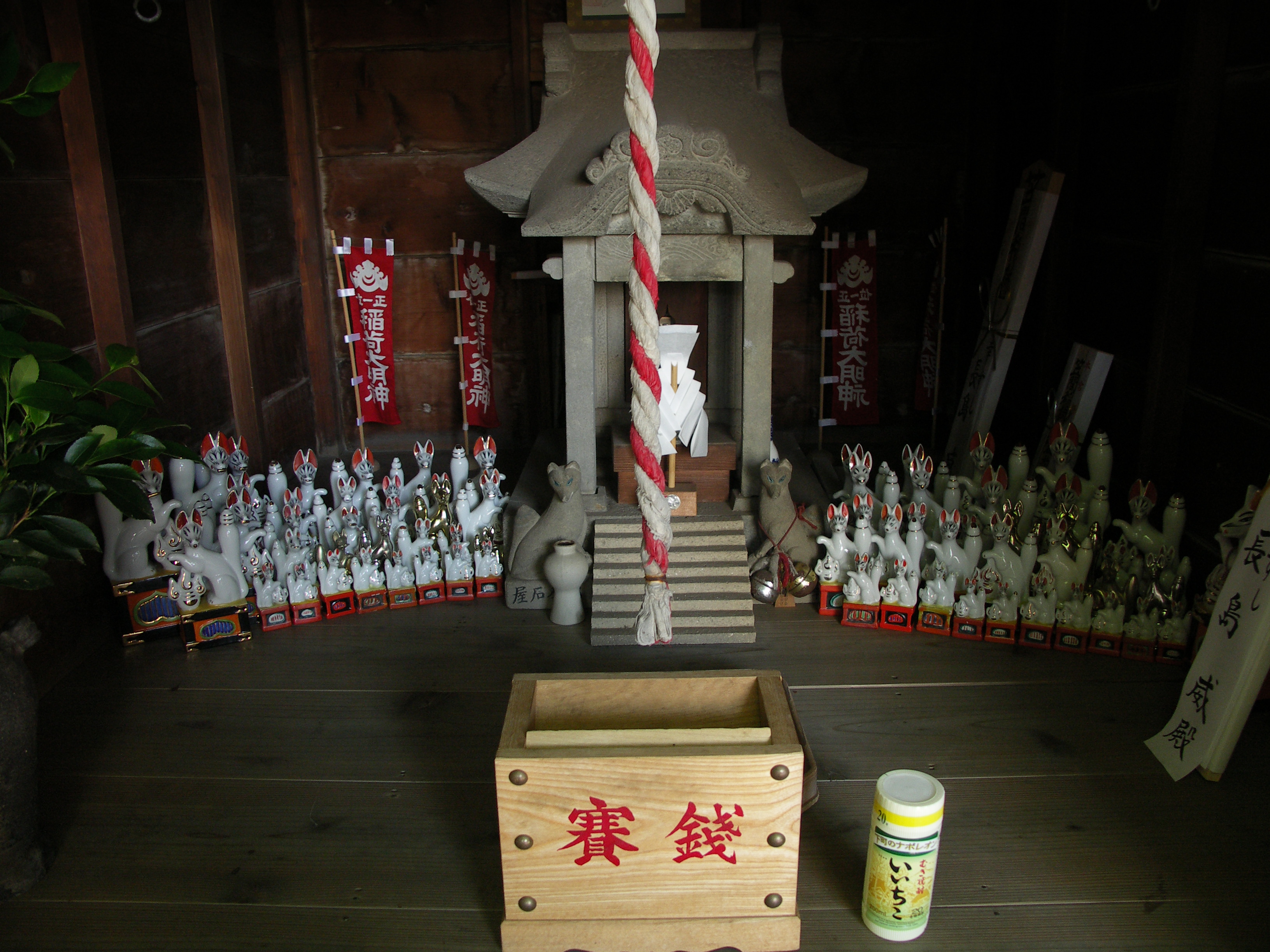 どちらもISO100で撮影したもの。薄暗いお稲荷さんのお堂内のシーンだと、日陰部分や床の部分のノイズが目立つ。……が、手水所のシーンでは、ノイズが目立つ部分は少ない。