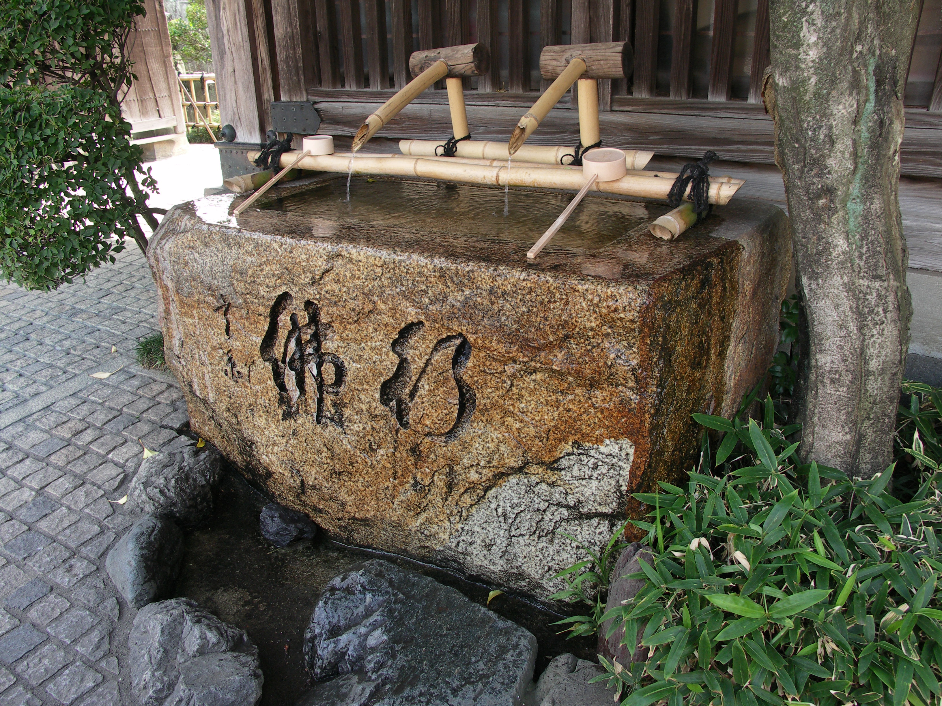 どちらもISO100で撮影したもの。薄暗いお稲荷さんのお堂内のシーンだと、日陰部分や床の部分のノイズが目立つ。……が、手水所のシーンでは、ノイズが目立つ部分は少ない。