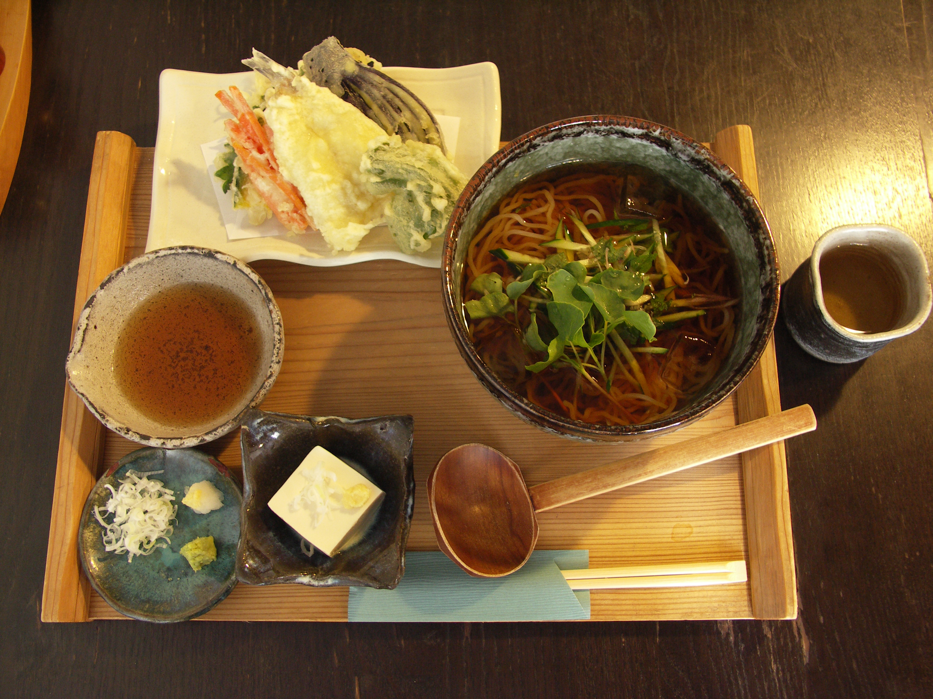 昼ご飯を、記念&amp;記録的に撮影。バリアングル機能を活用すれば、こういったシーンも立ち上がらずに撮影できる。まあ、「素直に立てよ」という説もある（笑）。DiMAGE A200 / 3,264×2,448 / ISO200 / F2.8 / 1/5秒 / 8.1mm（31mm相当）