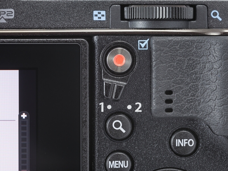 2×2ダイヤルコントロールの要となる新設のレバー。同軸にあるのがムービーボタン、その下に拡大ボタンがある。