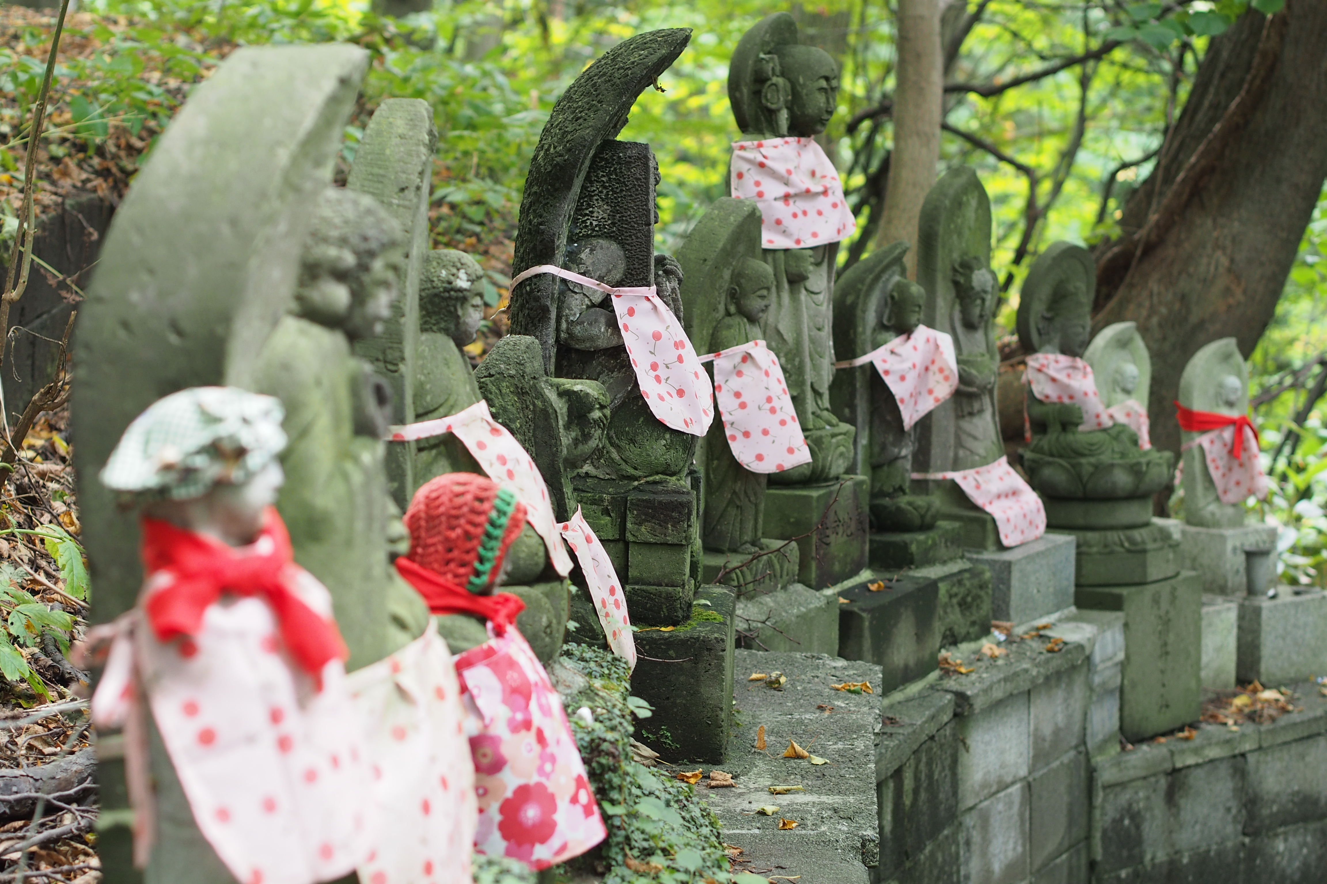 100年ほど前に建立された当時は八十八体だったらしいが、今は一個所に複数体設けられているところもあって、ずいぶんにぎやかになっている。M.ZUIKO DIGITAL 45mm F1.8 / 1/20秒 / F2.8 / +0.3EV / ISO400 / 絞り優先AE / WB：晴れ / 45mm