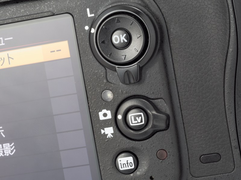 背面右手側の操作部。AFエリア（測距点）の選択は、8方向キーのマルチセレクターの単独操作で行なえる。