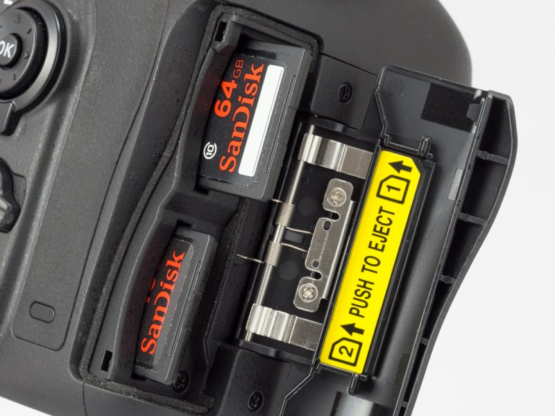 記録メディアはSDXC/SDHC/SDメモリーカードのデュアルスロット。カード間でのコピーとかもできる。