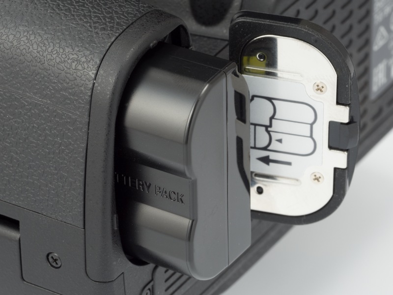 バッテリーはEN-EL15。CIPA基準で約900コマの撮影が可能だ。