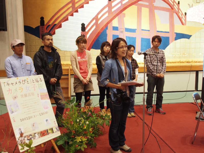 カメラ女子旅の企画を発案した吉宗五十鈴さんと、カメラ女子をもてなしてくれた【カメラ女子旅】実行委員会のみなさん。左から吉宗誠也さん（世羅高原農場）、眞田玄さん（はな工房ばく）、眞野恵理さん（とうふ工房ちだち）、浅井直子さん（カリフォルニア・ドリーミン）、橘高知栄（四季園にしおおた）、風呂元一真さん（世羅ゆり園）。
