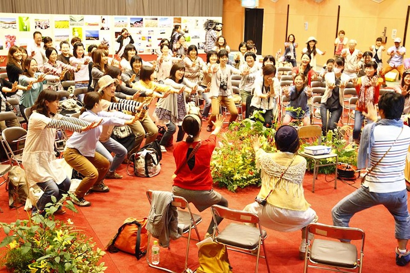 トークショーの最後は、カメラ女子全員と世羅のみなさんで「ドスコイ」ポーズをしました。キャメラびといわく、みんなで同じポーズを取ると心が開きやすく、すぐに仲良くなれるそうです。約50名のドスコイは圧巻でした。