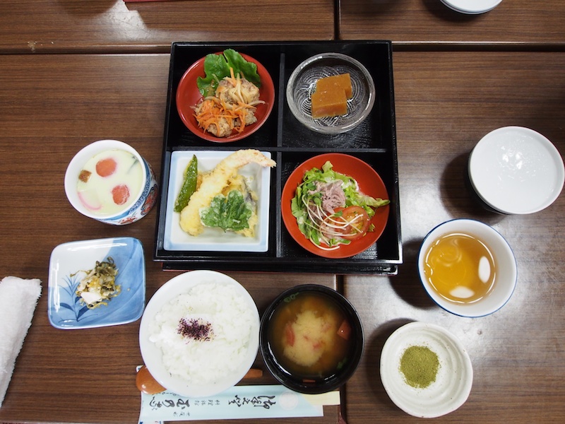 昭和2年創業の老舗旅館<a href="http://www6.ocn.ne.jp/~tamanoya/" class="n" target="_blank">玉乃家</a>で、世羅高原で取れたお米や旬の野菜、お豆腐などを使った昼食をいただきました。昼食の最中もキャメラびとのメンバーは、参加者と積極的に交流し、質問などに答えていました。