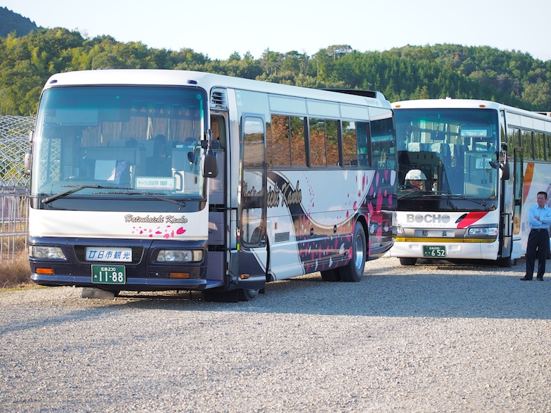 初日のカメラ女子は48名（日帰り：22名、一泊二日：26名）。大型バス2台で移動しました。バスガイドを務めた木下アツオ先生のトークがとてもおもしろく、笑い声が絶えませんでした。また、移動中にキャメラびとから、かわいい写真の撮り方がレクチャーされました。
