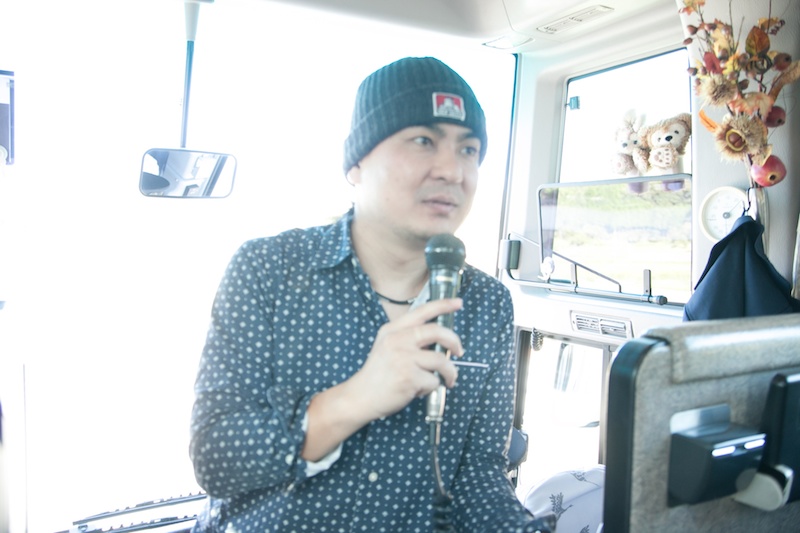 初日のカメラ女子は48名（日帰り：22名、一泊二日：26名）。大型バス2台で移動しました。バスガイドを務めた木下アツオ先生のトークがとてもおもしろく、笑い声が絶えませんでした。また、移動中にキャメラびとから、かわいい写真の撮り方がレクチャーされました。