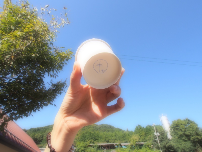 ダリアの花びらを練りこんだピンクのジェラートが参加者全員にふるまわれました。カップの裏に、キャメラびとの「きゃ」印が付いているジェラートは当たり♪ 当たりのジェラートを引いた参加者には、後日キャメラびとからの直筆メッセージポストカードが送られるそうです。