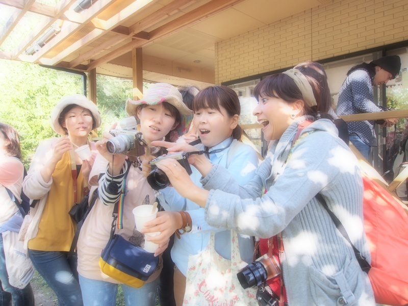 木漏れ日で玉ボケを作る方法を、山本まりこさんが教えてくれました。玉ボケを作るコツは、主役の被写体と木漏れ日（点光源）の距離を離すこと。逆光になるのでプラス補正で明るくするとフンワリ撮ることができます。きれいな丸ボケを撮ることができるたびに、「わ〜〜〜！！！」っと歓声が上がっていました。