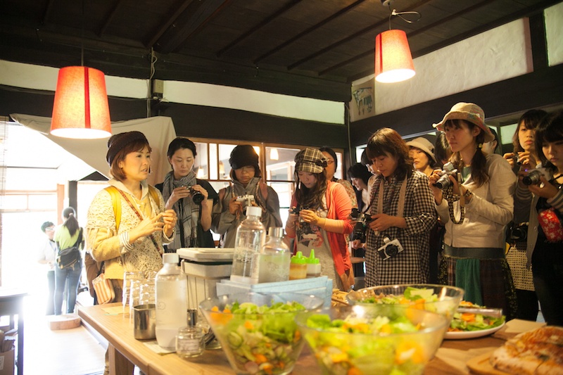 築150年の古民家を改装した<a href="http://www.ohesocafe.com/" class="n" target="_blank">おへそカフェ</a>。ご夫婦2人で、オーガニック食材や世羅の野菜を使った美味しい料理を提供しています。小麦や米にいたっては、ご自身で生産されるそうです！ きょん♪さんから、ごはんを美味しく撮るコツのレクチャーがありました。自然光がたくさん入る窓際の席で、逆光とプラス補正するのがポイントだそうです。心もお腹もホッコリするカフェでした。