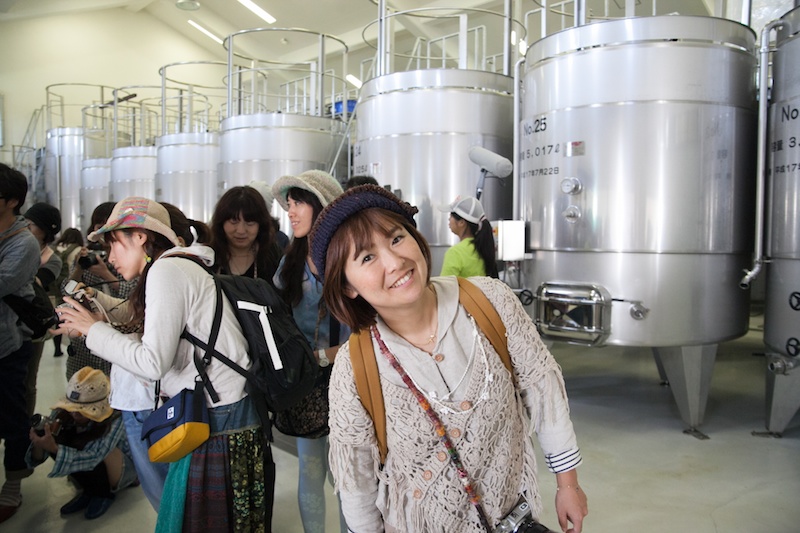 せら夢公園内のある、<a href="http://www.serawinery.jp/" class="n" target="_blank">せらワイナリー</a>で、普段は入ることができないワイナリー内を見学させてもらいました。金属製の大きな大きな貯蔵タンクや、キラキラ光るビンなどを撮影しました。世羅ワインは設立11年目。世羅の土地にあうブドウの品種を探し、ブドウ畑を作ることから始まったそうです。ワイナリーでは、ワインの試飲コーナーがあり、8種類のワインを飲み比べることができました。