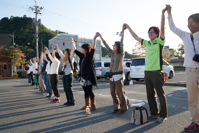 バスに乗り込んだツアー参加者をキャメラびとと、世羅町コンシェルジュのみんなで手を繋いでお見送り♪ カメラ女子たちは、「また世羅に来ます！」と笑顔いっぱいで家に帰っていきました。