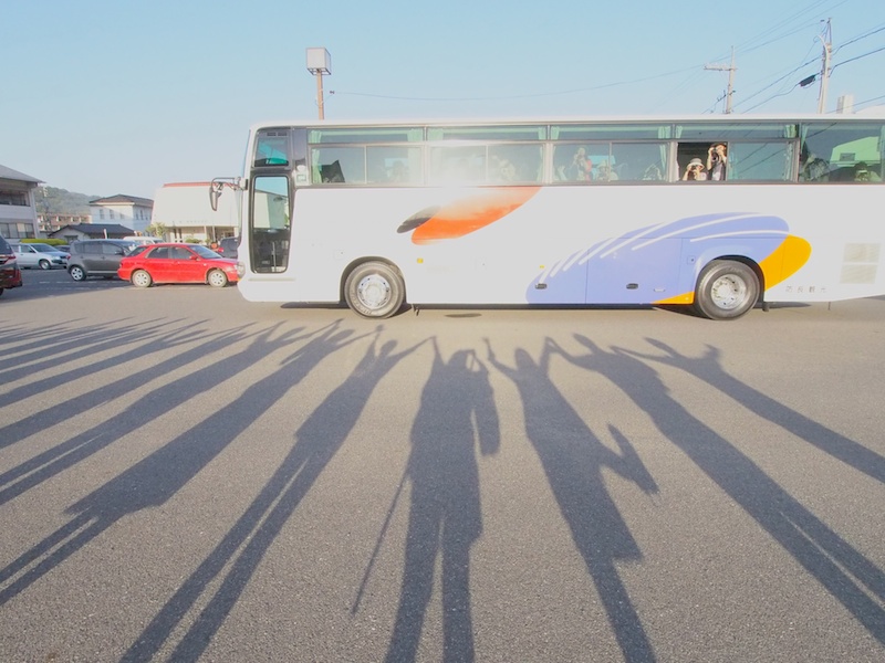 バスに乗り込んだツアー参加者をキャメラびとと、世羅町コンシェルジュのみんなで手を繋いでお見送り♪ カメラ女子たちは、「また世羅に来ます！」と笑顔いっぱいで家に帰っていきました。