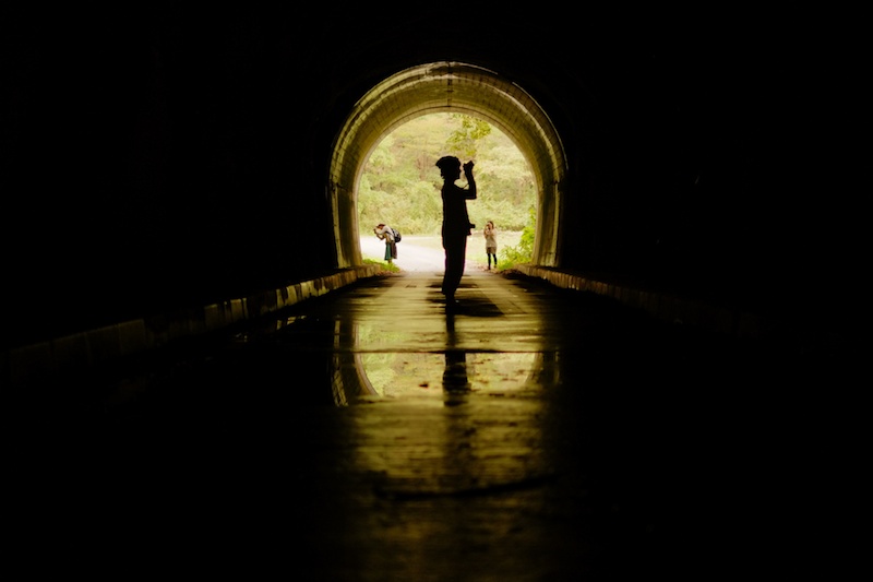 ロケハン中に通ったトンネル。トンネル内で撮影しているきょん♪さんをパチリ（撮影：山本まりこさん）