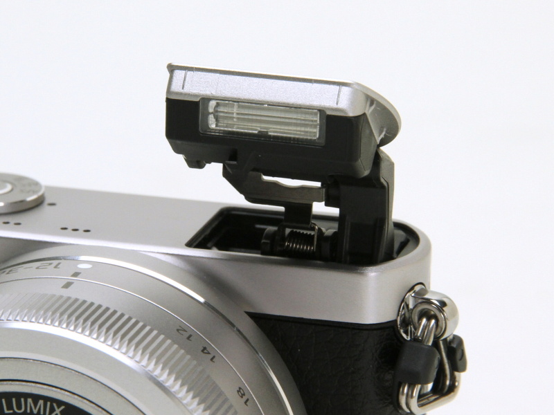 ポップアップ式の内蔵ストロボ。土台部分がせり上がってからパンタグラフのように開く珍しい構造