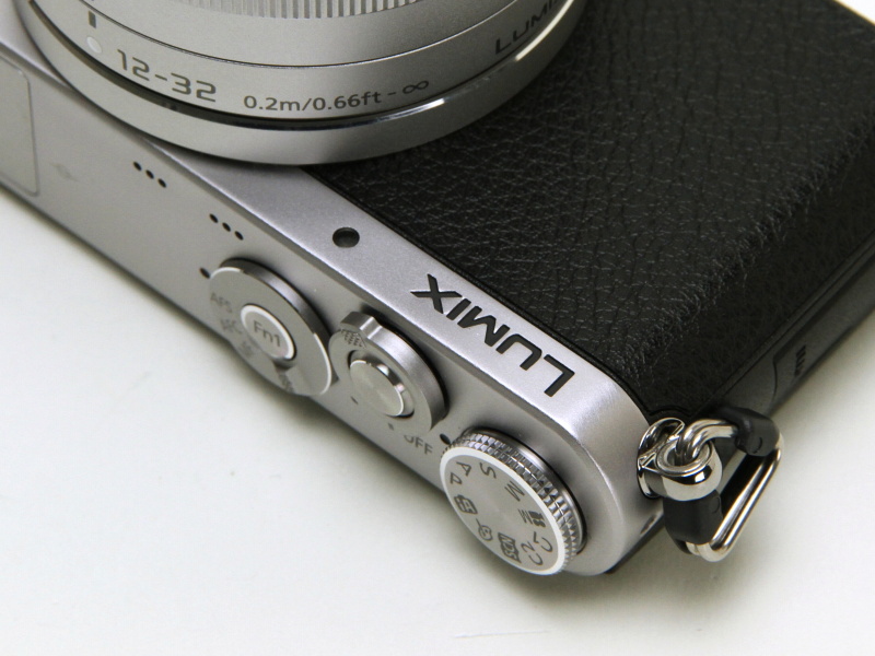 質感の高さが印象的。こうしてクローズアップすると、クラシックカメラを連想するような質感とディテールも有する