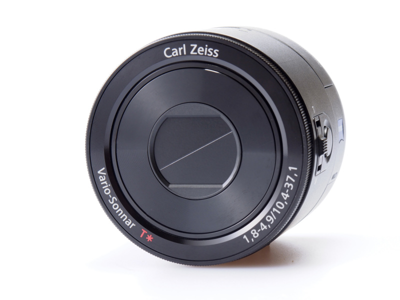 電源を入れるとレンズバリアが開き、円筒形のボディからレンズが出てくる。レンズはカールツァイス「バリオゾナーT*」、35mm判換算28-100mm相当で、光学式手ブレ補正を備える。撮像素子は1型裏面照射型“Exmor R”CMOSセンサー