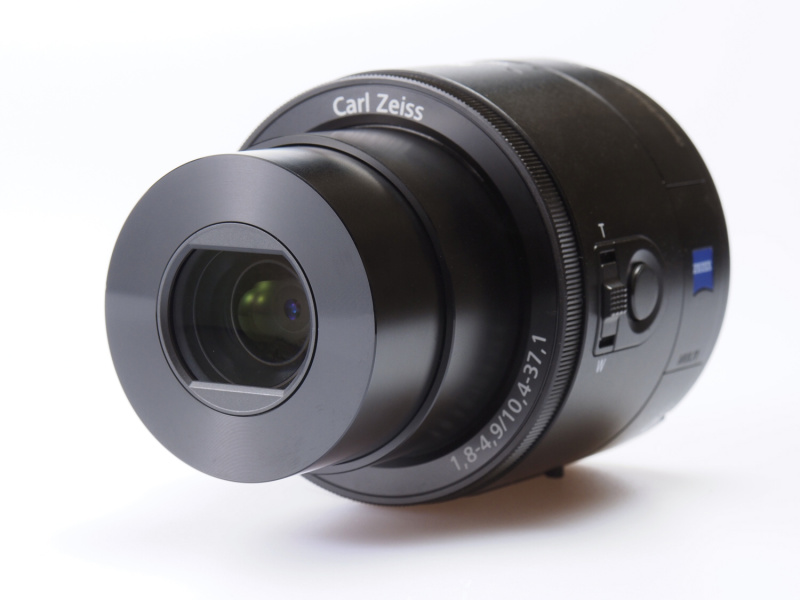 電源を入れるとレンズバリアが開き、円筒形のボディからレンズが出てくる。レンズはカールツァイス「バリオゾナーT*」、35mm判換算28-100mm相当で、光学式手ブレ補正を備える。撮像素子は1型裏面照射型“Exmor R”CMOSセンサー