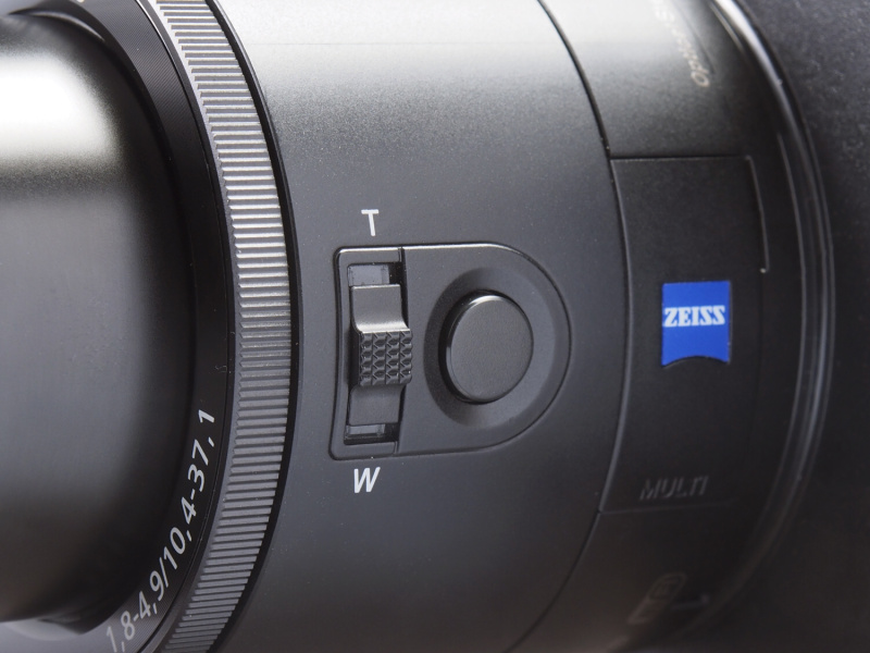 本体左側のズームレバーとシャッターボタン。本体だけでもカメラの操作は可能であるが、その場合、液晶モニターがないためノーファインダーでの撮影となる