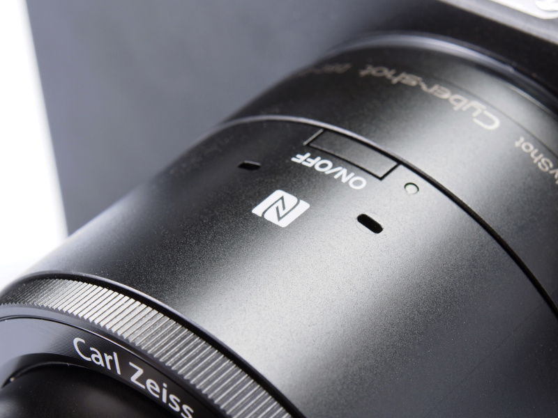 本体上部の電源ボタン周辺。NFC機能を使うときの目印となる「N」マークや、ステレオマイクが見える