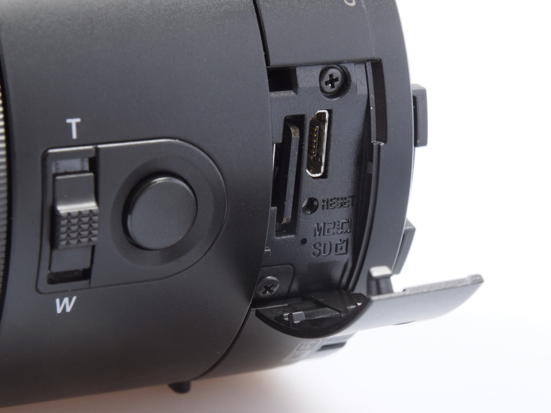 メモリーカードスロットおよびmicroUSB端子。記録メディアはメモリースティックマイクロ、メモリースティックマイクロ（M2）、microSDXC/SDHC/SDカードに対応する