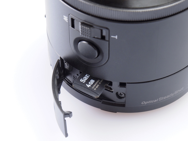 メモリーカードスロットおよびmicroUSB端子。記録メディアはメモリースティックマイクロ、メモリースティックマイクロ（M2）、microSDXC/SDHC/SDカードに対応する