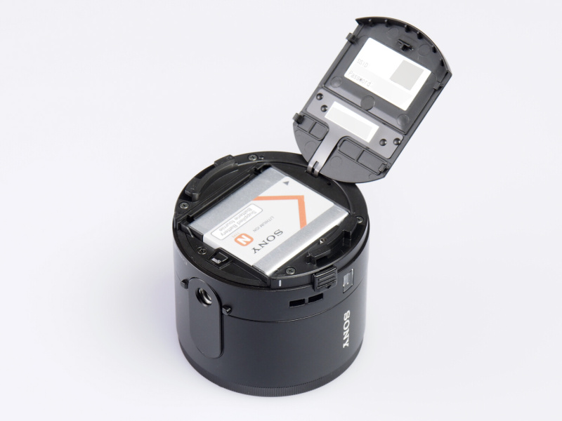 本体背面部のバッテリー室。蓋の裏面にはスマートフォンとの接続設定に必要なSSIDとパスワードが記載されている