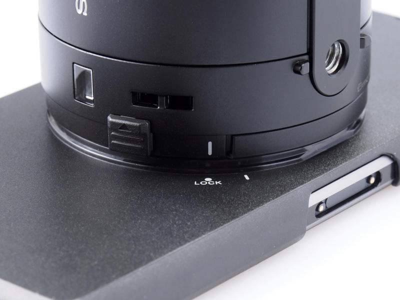 「Xperia Z1」には別売で専用のカメラアタッチメントケースが用意される。「Xperia Z1」にケースを付ければバヨネットマウントにレンズを取り付ける感覚で、QX100を装着することができ便利だ。
