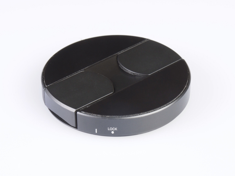 一般的なスマートフォンへの固定は、同梱のスマートフォンアタッチメントで行なう。カメラ背面に装着し、バネで伸縮する爪でスマートフォンを挟み込んで固定する