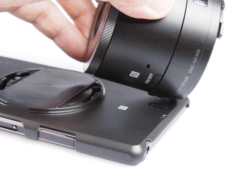 NFC機能を搭載したスマートフォンならカメラとスマートフォンの「N」マークをタッチするだけで自動的に接続され撮影完了状態となる。カメラ側の電源がオフの状態でも応答するので接続作業は大変に簡単だ。