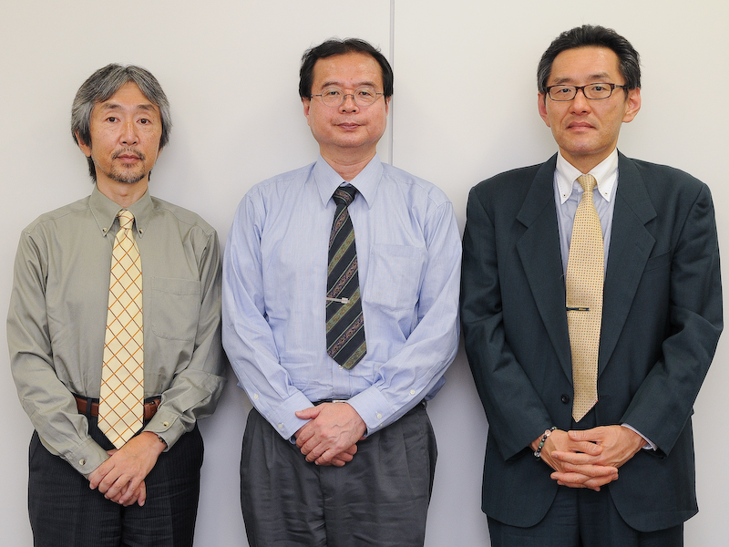 お話を伺ったメンバー。左からニコン映像カンパニー 開発本部 第二設計部 第二設計課 技監補の田中一政氏（OPTIAの開発支援を担当）、同第二設計部ゼネラルマネジャーの稲留清隆氏（レンズ開発全般のとりまとめを担当）、同第二設計部 第二設計課 主幹の佐藤治夫氏（AF-S NIKKOR 58mm F1.4 Gの設計を担当）。