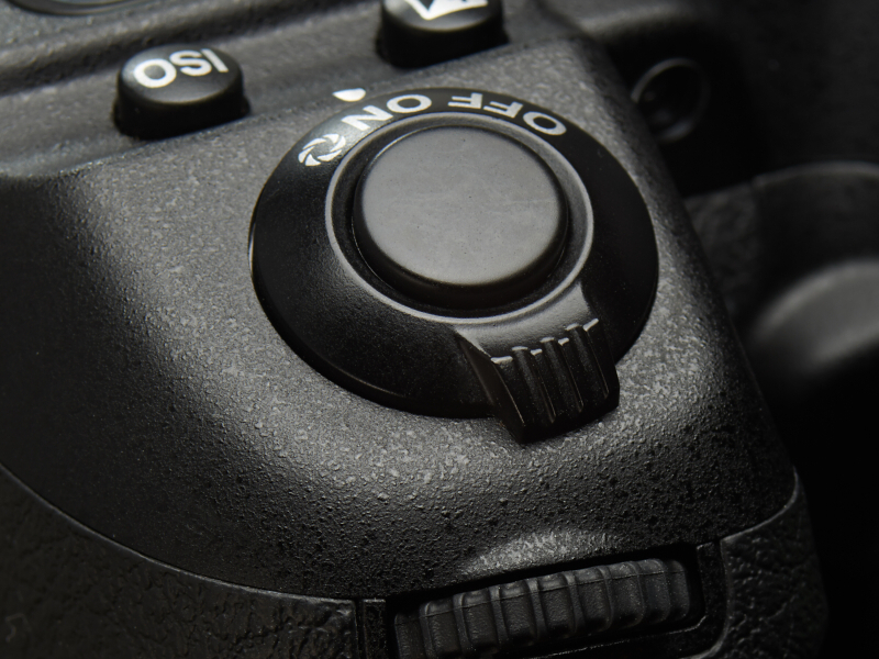 ペンタックスの絞り込みレバーはシャッターボタン同軸の電源スイッチと一体になっている。電源オンの状態からさらに引くことでプレビューを実行する。